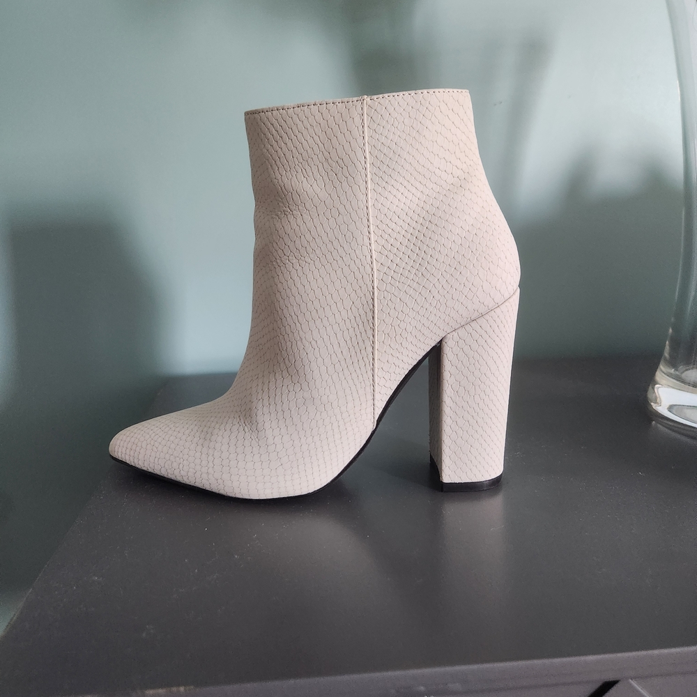 Shoe Dazzle Textured Cream Heeled Boots